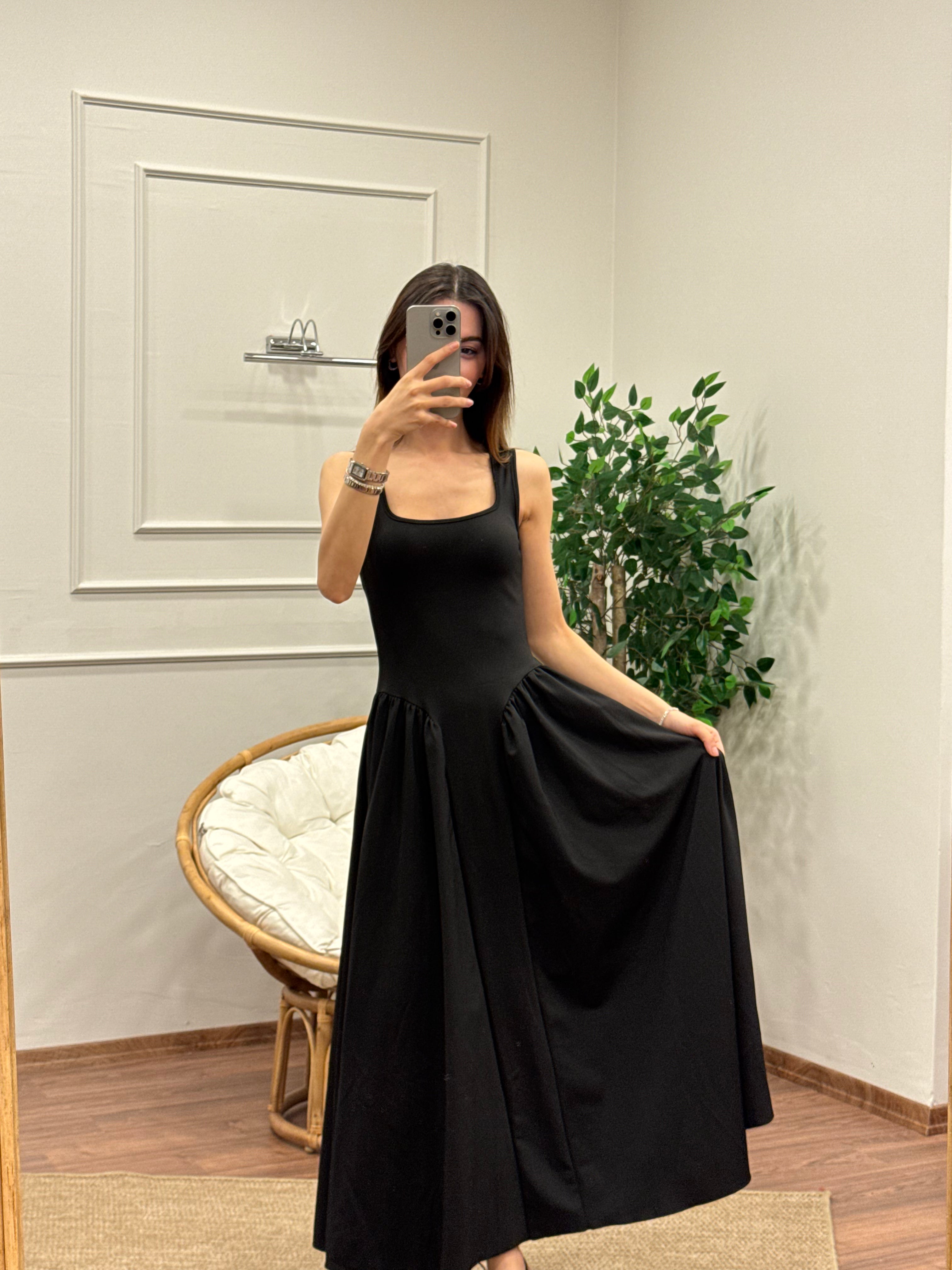 Amore Bele Oturan Siyah Balon Elbise