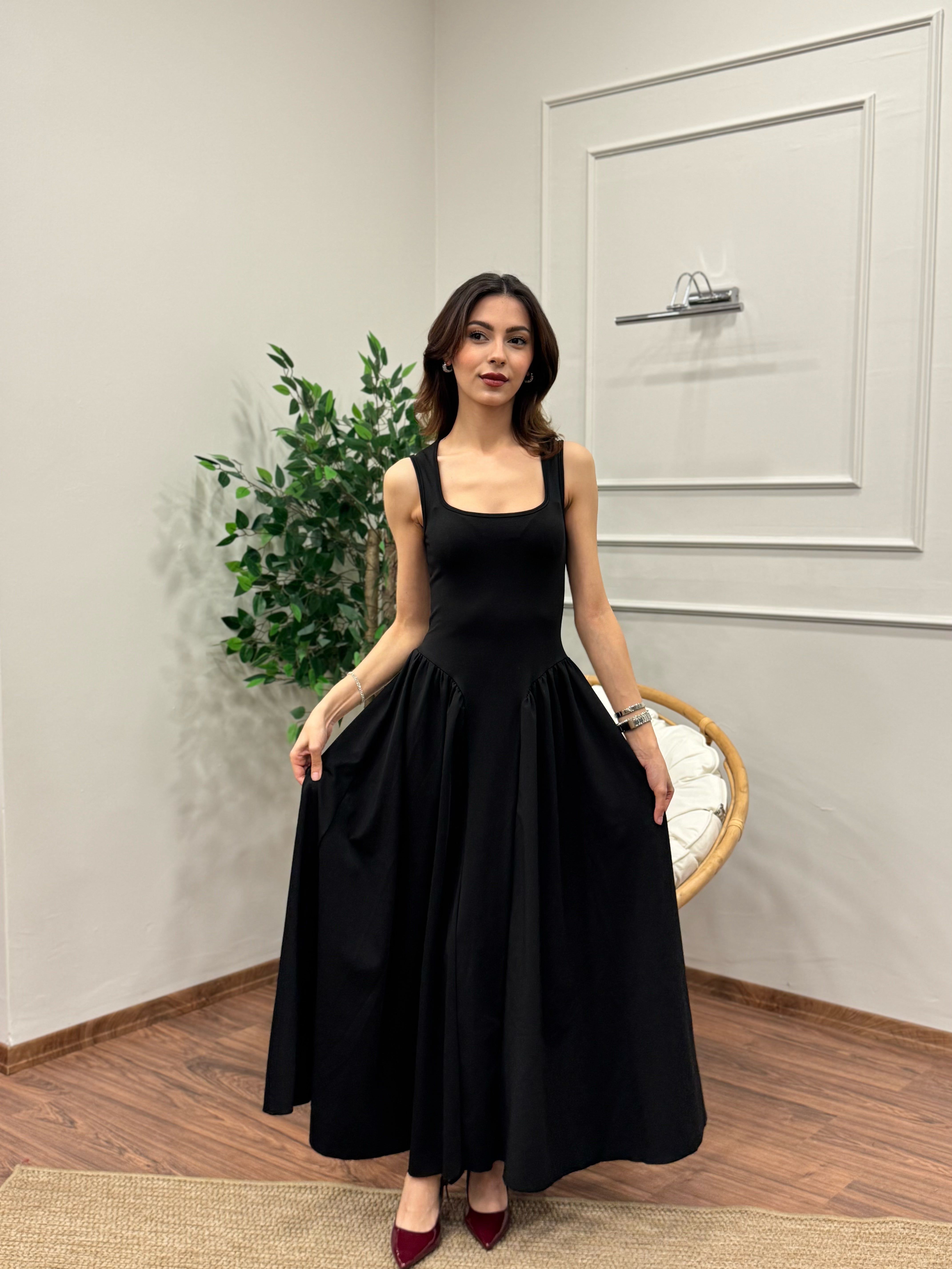 Amore Bele Oturan Siyah Balon Elbise