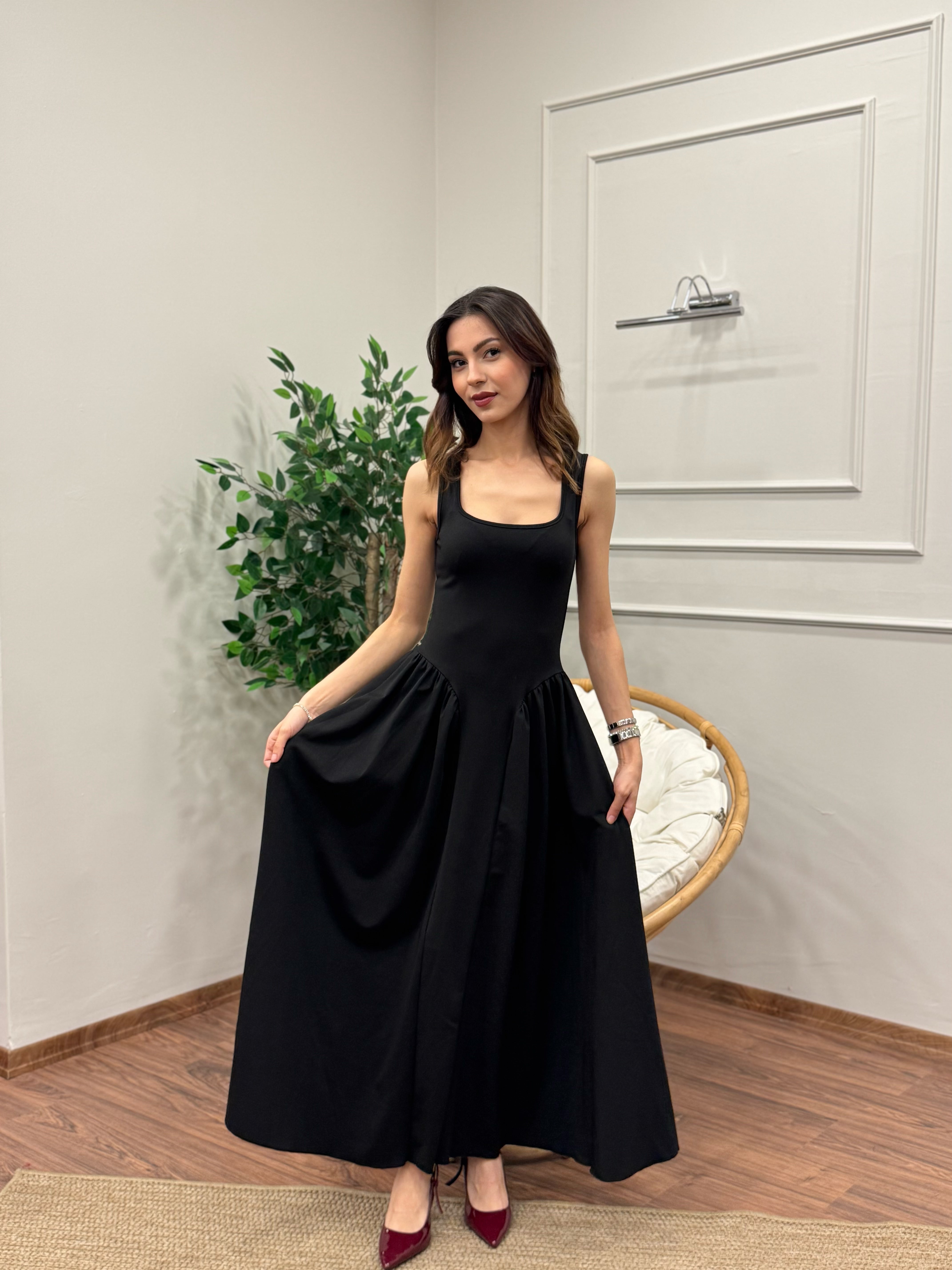 Amore Bele Oturan Siyah Balon Elbise