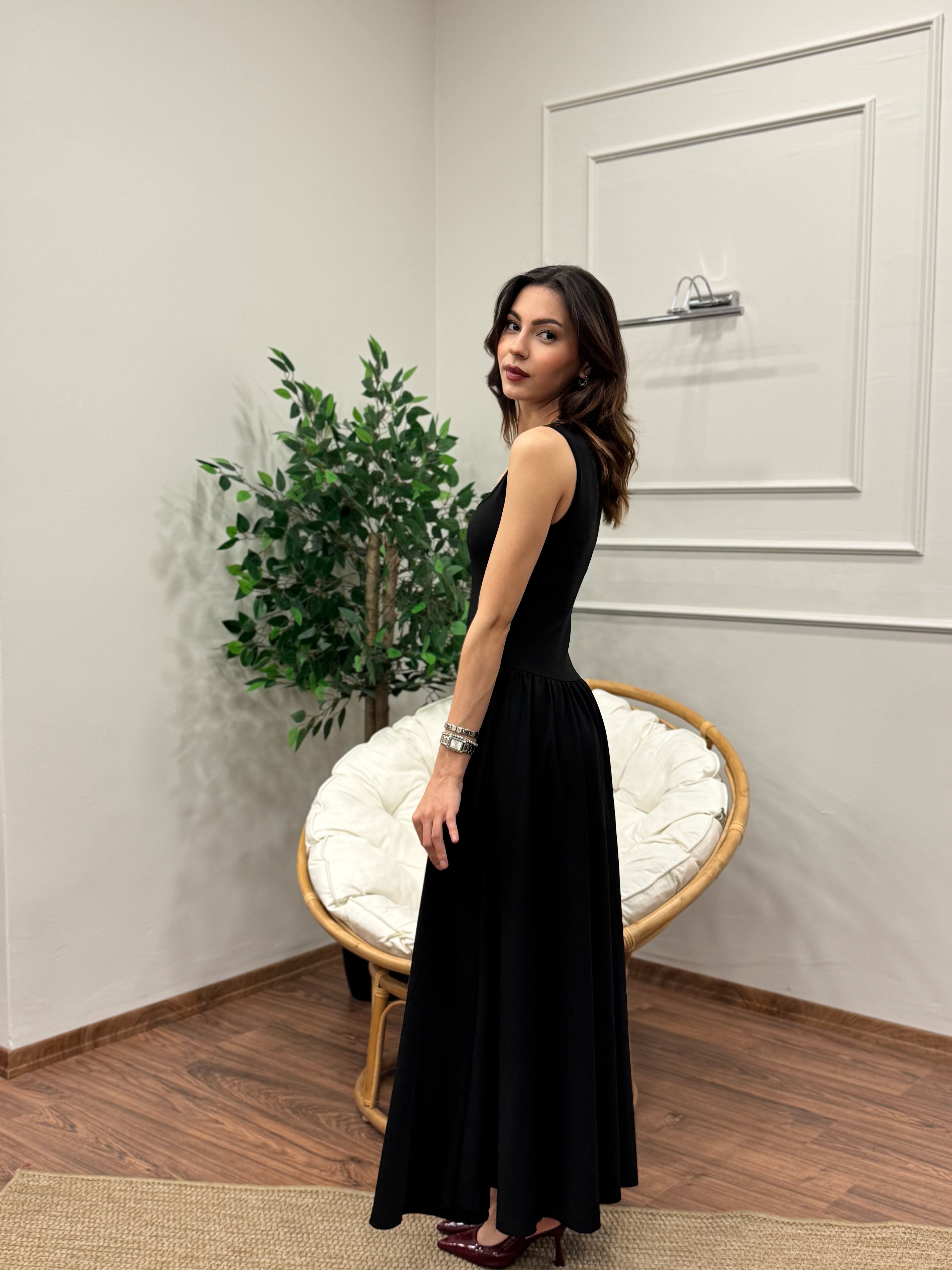 Amore Bele Oturan Siyah Balon Elbise