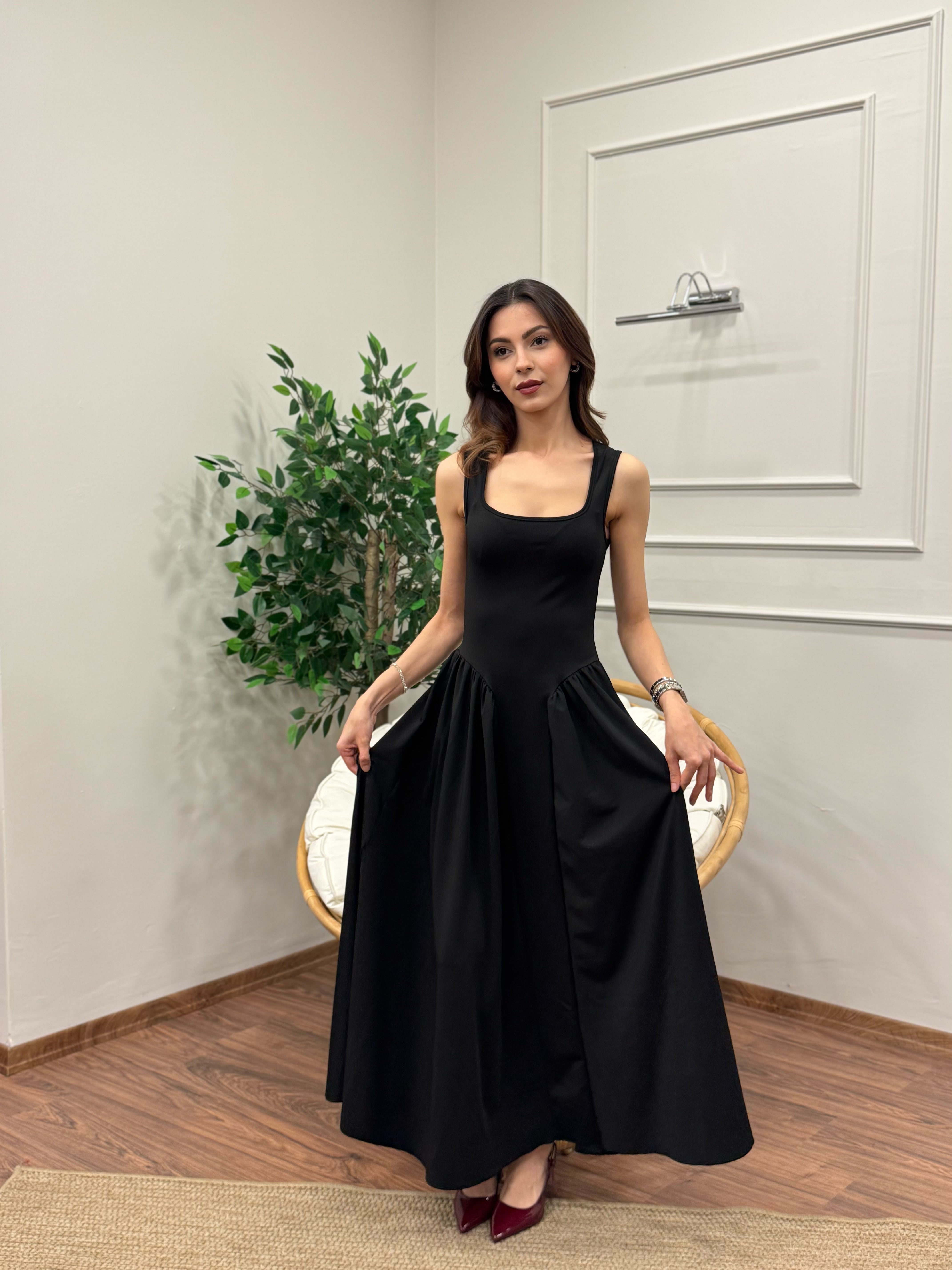 Amore Bele Oturan Siyah Balon Elbise