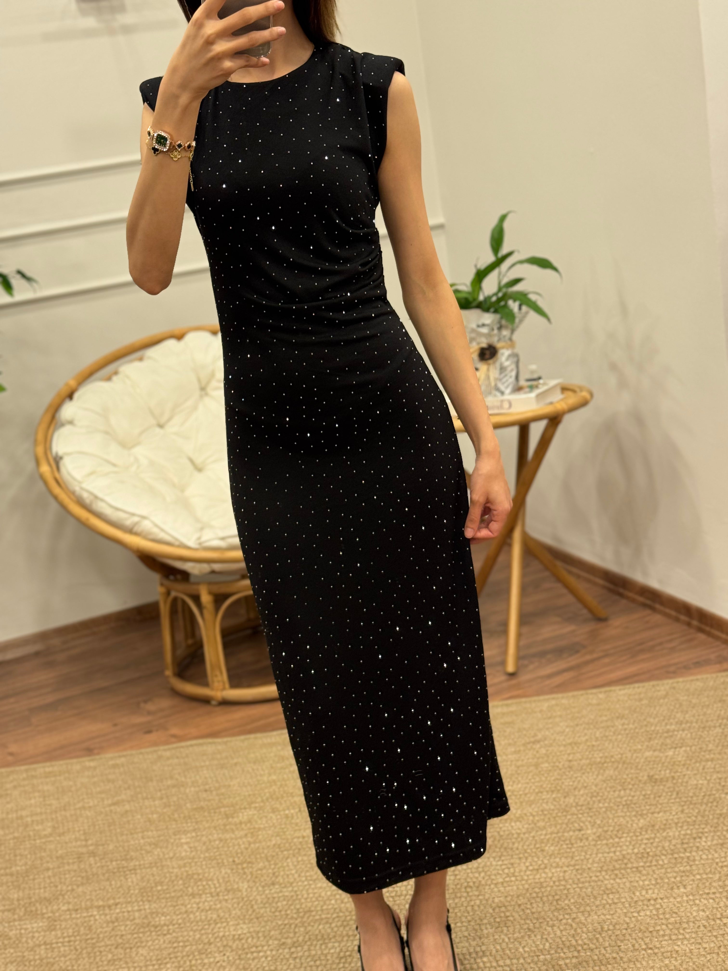 Taş Baskı Drape Detay Omuz Vatkalı Siyah Elbise