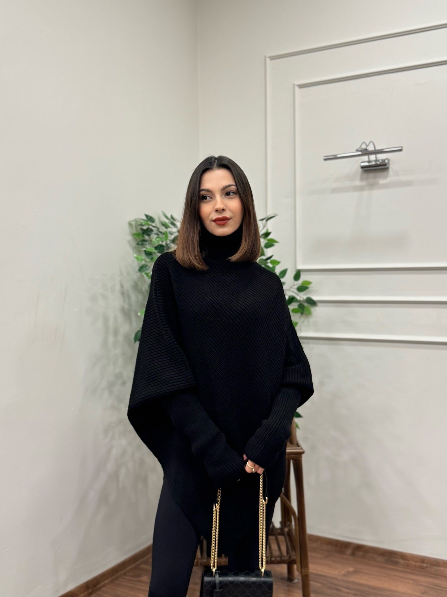 Tria V Kesim Siyah Tasarım Kazak