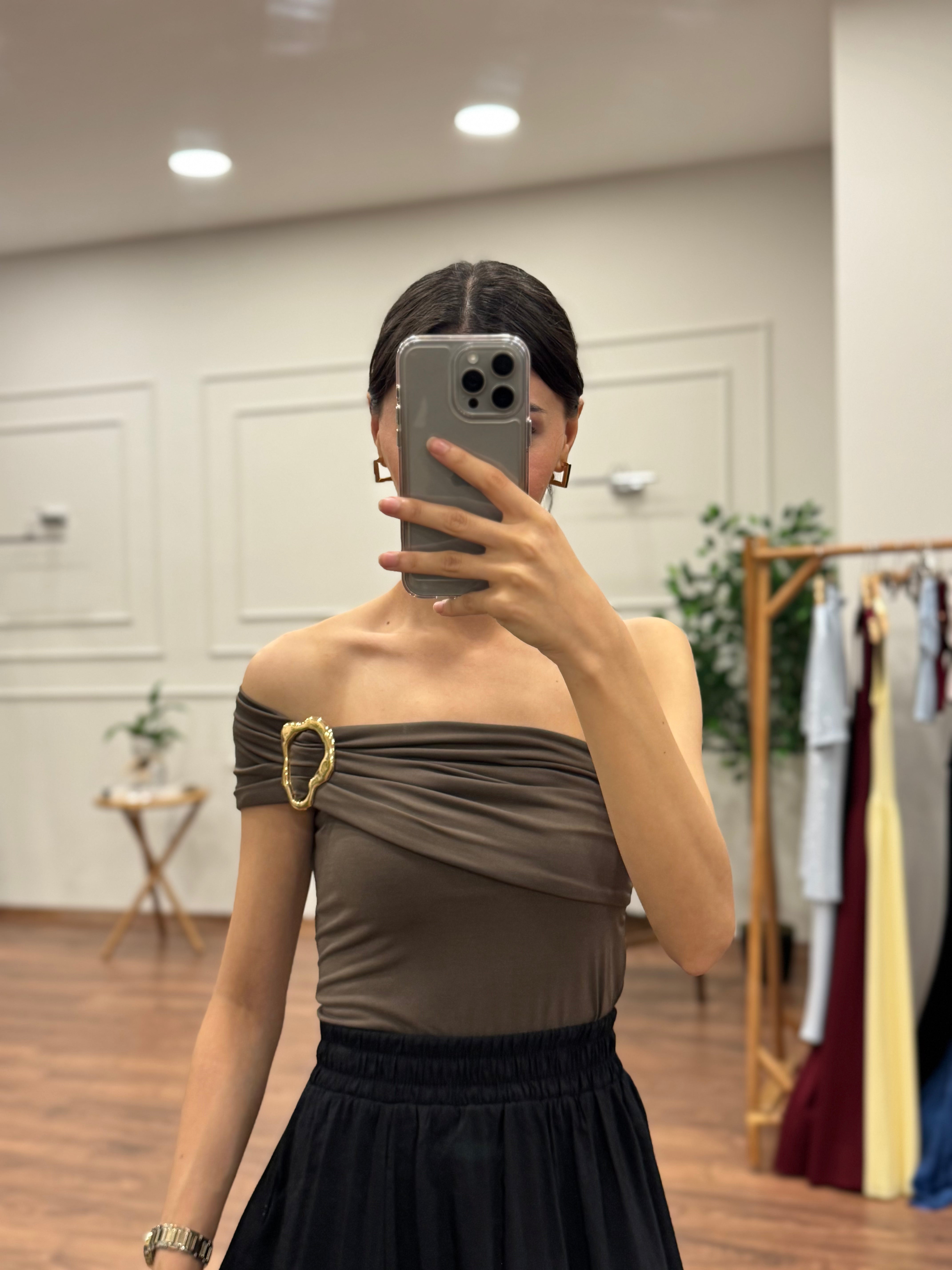 Aksesuear Detay Çift Kullanım Astarlı Kahve Bluz