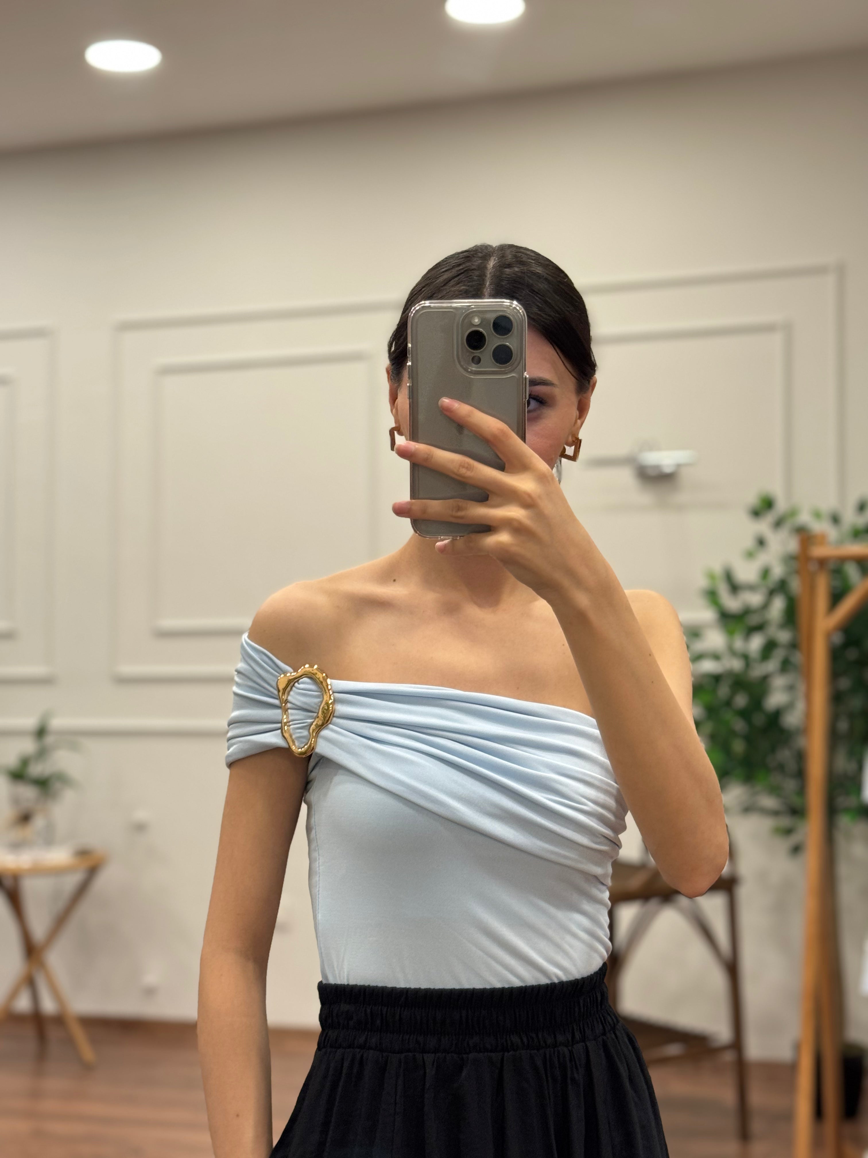 Aksesuar Detay Çift Kullanım Astarlı Bebe Mavisi Bluz