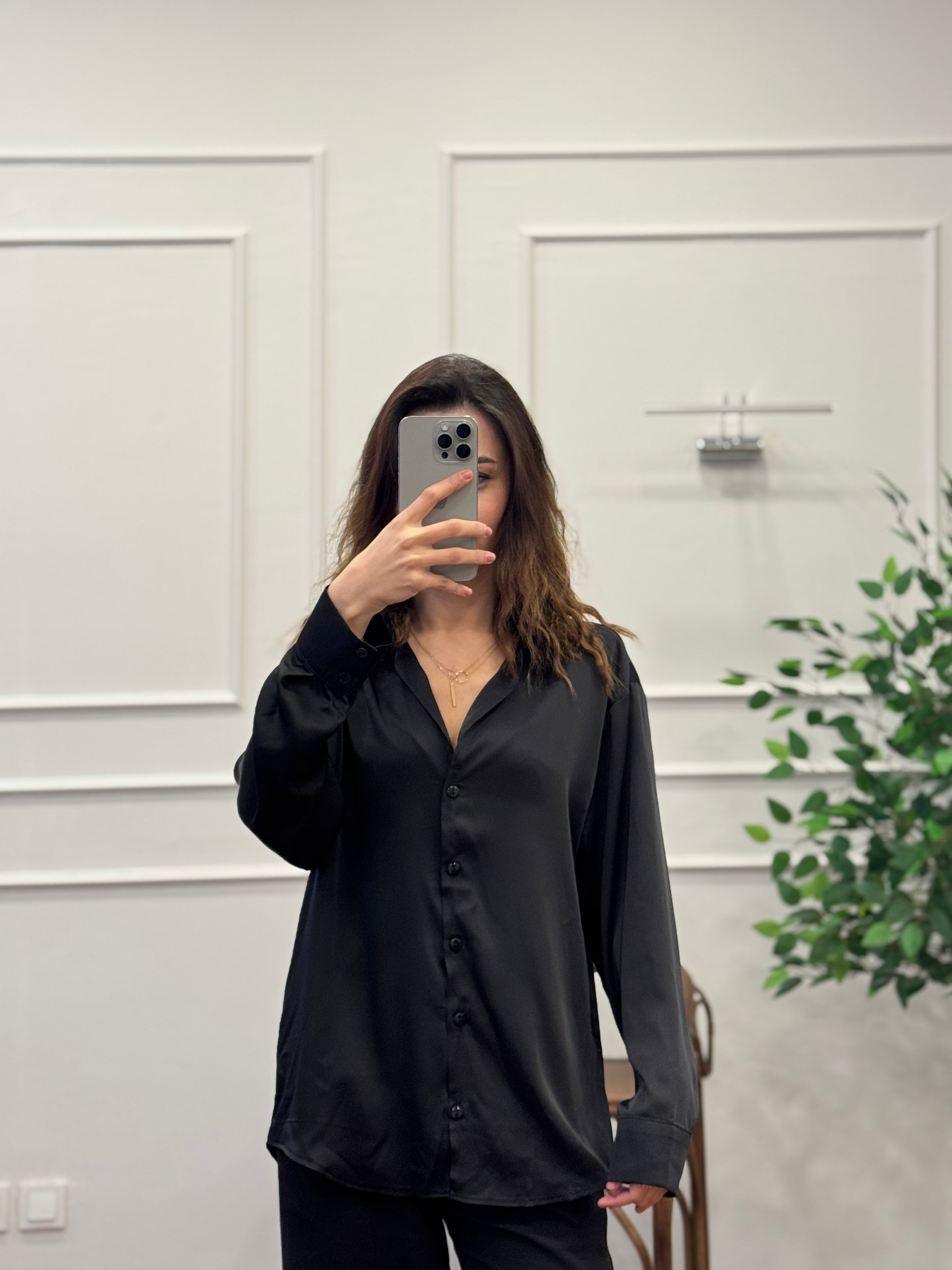 Saten Kumaş Geniş Kalıp Siyah Gömlek