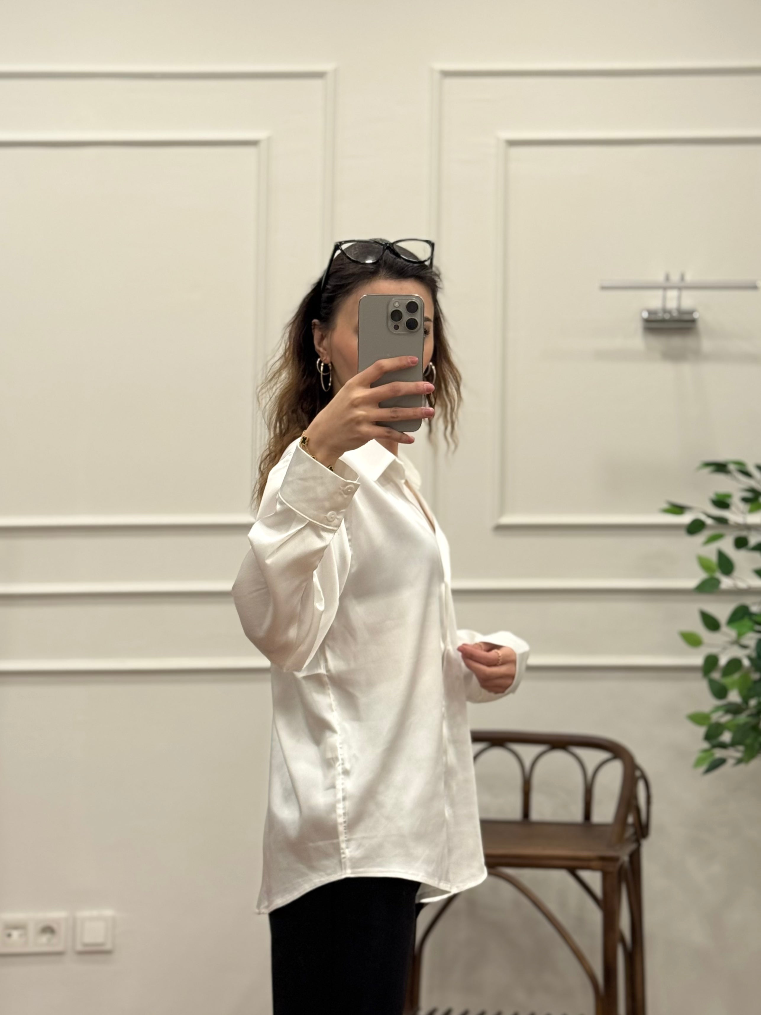 Saten Kumaş Geniş Kalıp Beyaz Gömlek